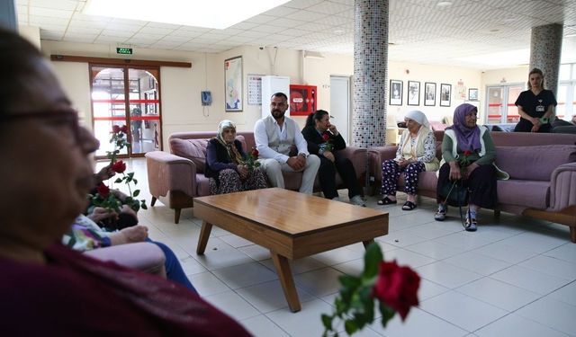 Adana’da gül üreticisinden huzurevindeki annelere anlamlı jest