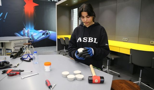 Adana’da liseli öğrenci kabak lifli beton projesiyle 3 ödül kazandı