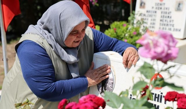Adana’da şehitlikte hüzünlü bayram: Gözyaşları sel oldu