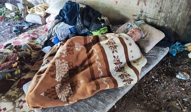 “Tadilat” denilerek evden çıkarıldı, sokakta yaşam savaşı veriyor