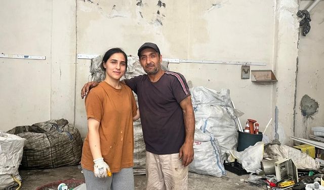 Adana'da 33 yıldır kağıt topladı, kızını birincilikle mezun etti