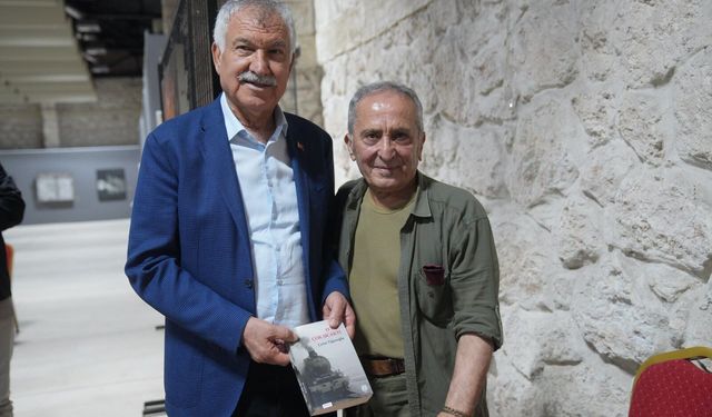 Adana'da edebiyat şöleni! "O Yaz Sıcaktı" için imza günü düzenlendi