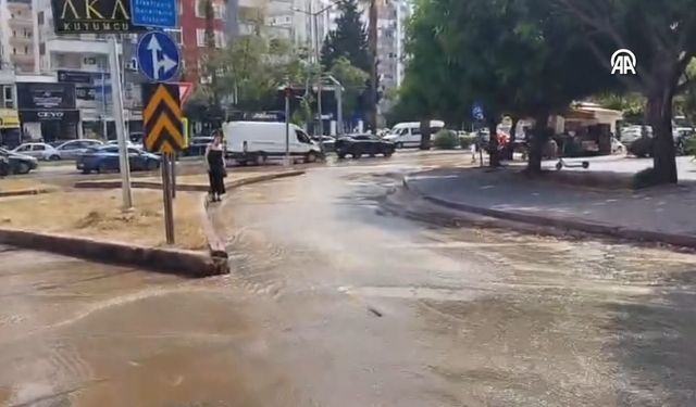 Adana'da içme suyu borusu patladı, yollar göle döndü