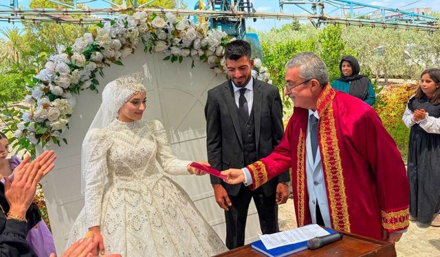 Ali Bedrettin Karataş genç çiftin nikahını kıydı