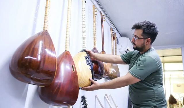 Adanalı genç usta bağlamalarını dünyaya gönderiyor