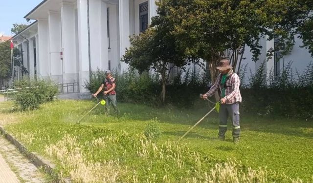 Ceyhan Belediyesi'nden meydanlarda kapsamlı temizlik çalışması