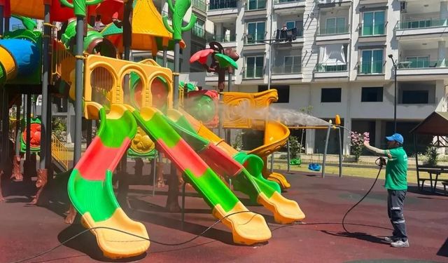 Ceyhan’da meydan ve parklarda kapsamlı temizlik çalışması