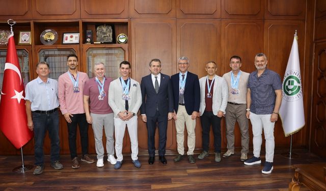 Çukurova Üniversitesi akademisyenlerinden yüzmede 21 madalya