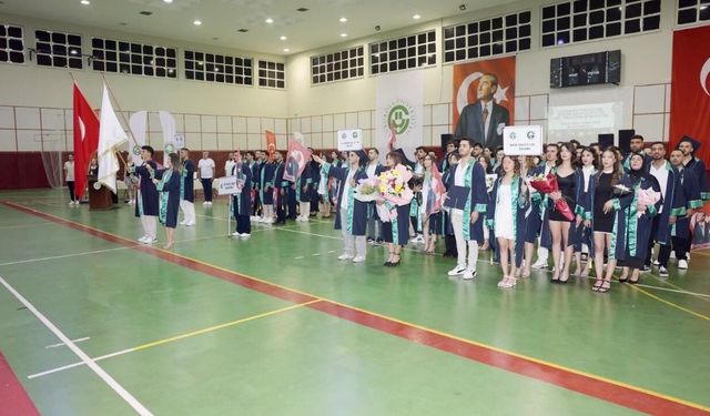 Çukurova Üniversitesi Spor Bilimleri Fakültesi'nde mezuniyet heyecanı