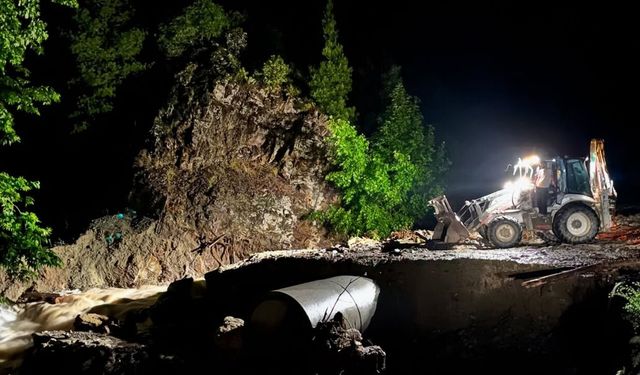 Feke Belediyesi'nden Menge yolunda yoğun çalışma
