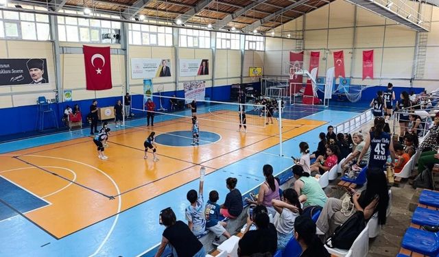 Karataş'ta mini voleybol şenliği düzenlendi