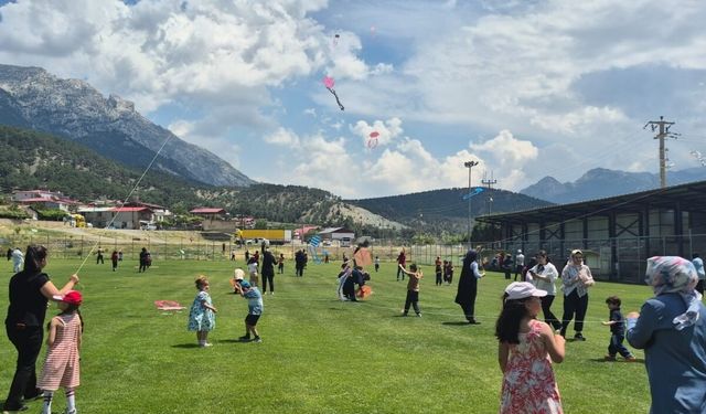 Pozantı’da aileler ve çocuklar uçurtma şenliğinde bir araya geldi
