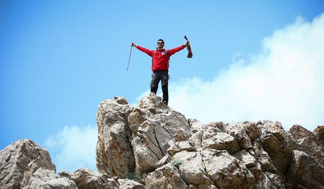 Sağlık memuru Burhan Şahin, kemanıyla zirveleri büyülüyor!