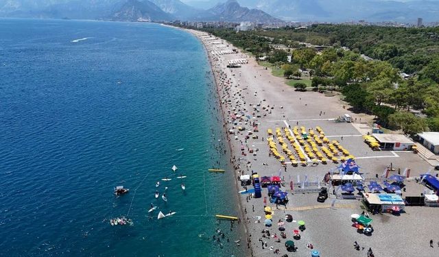 YKS sonrası Antalya sahilleri doldu taştı