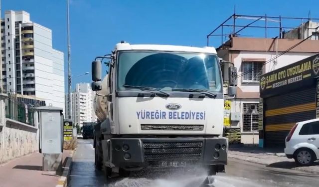 Yüreğir Belediyesi temizlik ekipleri sahada