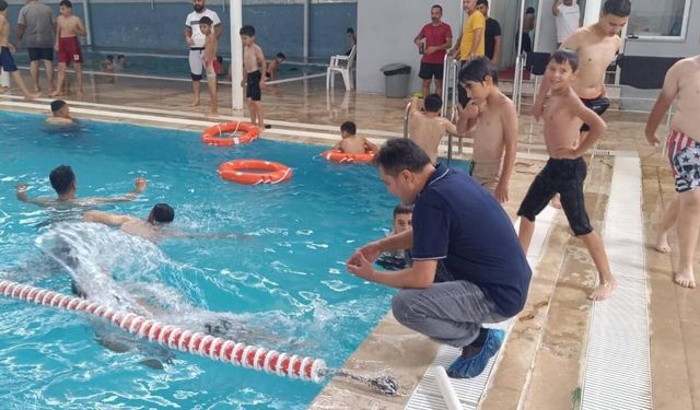İmamoğlu Atatürk Yüzme Havuzu yazın gözde adresi oldu