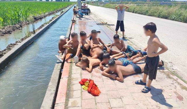 Adana'da 43 derecede sıcaklıkta sulama kanalı plaja döndü
