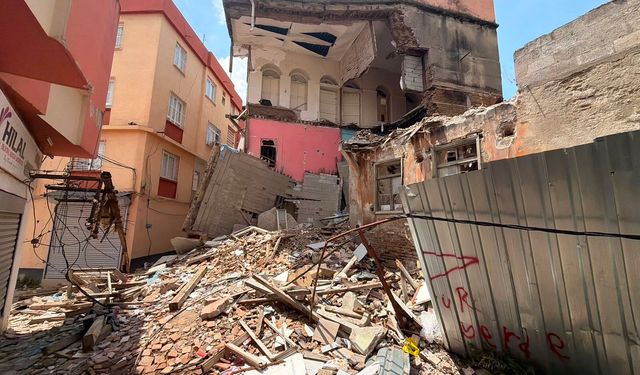 Adana'da 48 gündür kaldırılmayan metruk bina enkazı mahalleliyi tedirgin ediyor