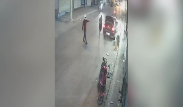 Adana'da silahlı saldırı! Kasklı şüpheli ateş açıp motosikletle kaçtı