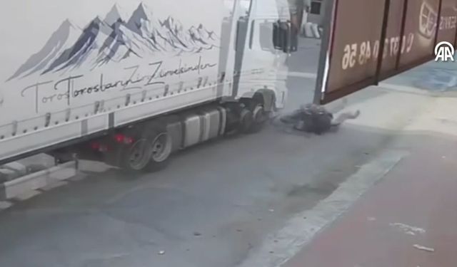 Adana'da tır motosiklete çarptı! O anlar kameraya yansıdı