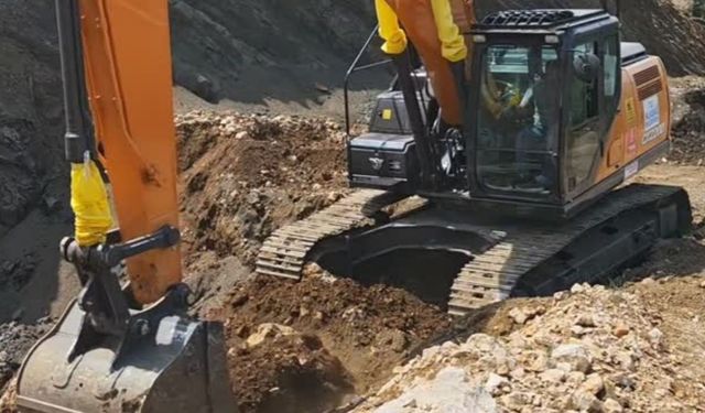 Aladağ'ın araç filosu güçlendi: Yeni ekskavatör göreve başladı