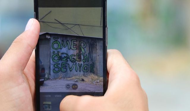 Adana'da 'Ömer Özge'yi seviyor' yazıları tepki çekti