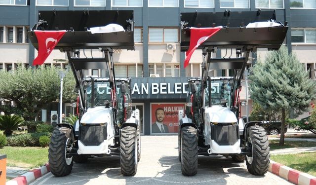Ceyhan Belediyesi filosunu güçlendirdi! İki yeni kepçe hizmete başladı