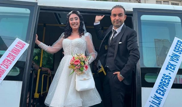Düğüne VIP araç yerine dolmuşla gittiler! Öğretmen çift sosyal medyanın gündemi oldu