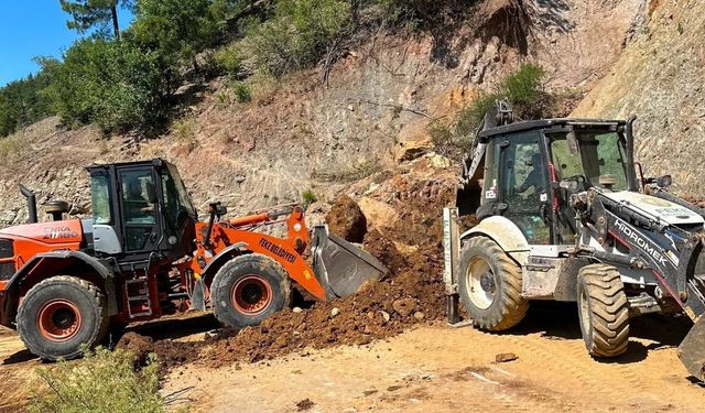 Feke'de Cam Seyir Terası yolunda bakım çalışmaları sürüyor
