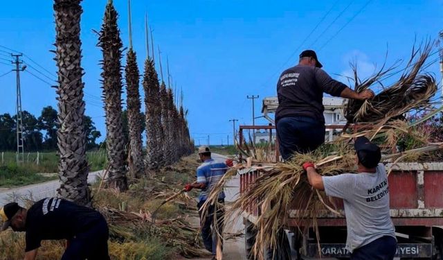 Karataş'ta mahallelerin yeşil alanları düzenli bakımla yenileniyor