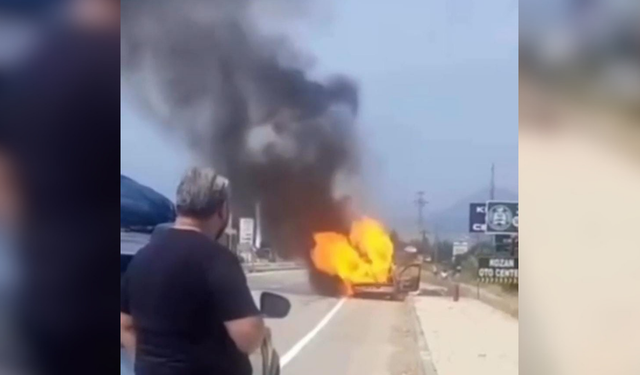 Adana'nın Kozan ilçesinde motoru alev alan otomobil demir yığınına döndü