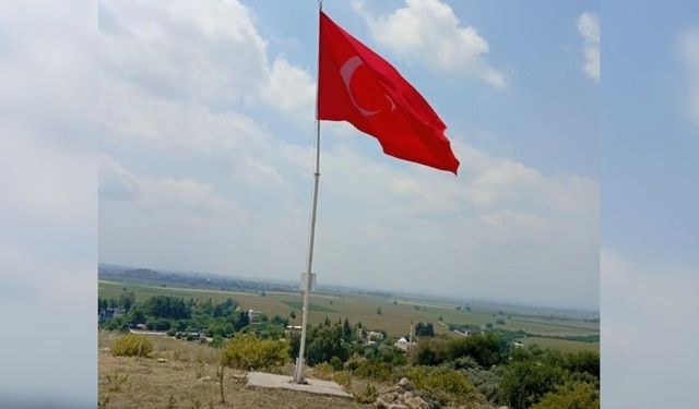 Kozan'da devrilen şehit bayrağı yeniden göndere çekildi