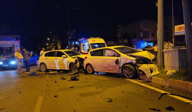 Kozan'da kavşakta korkutan kaza! İki otomobil çarpıştı