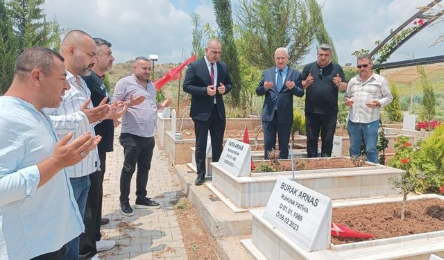 MHP Adana teşkilatı ülküdaşlarını unutmadı! Kabirleri ziyaret edilip dualar edildi