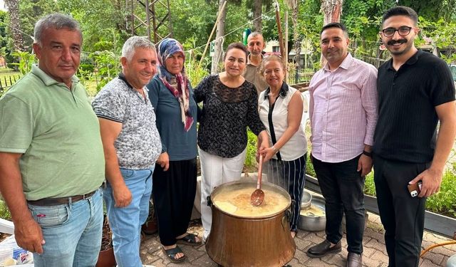 Müzeyyen Şevkin Denizli Mahallesi'nin aşure etkinliğine katıldı