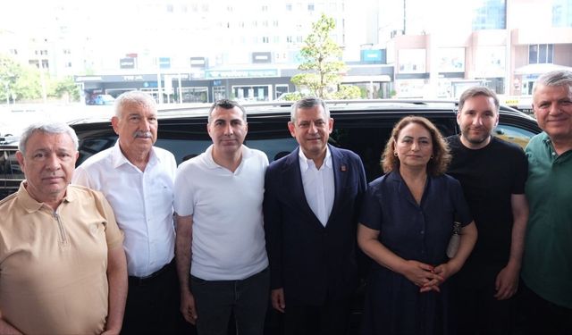 Özgür Özel Adana'dan birlik mesajlarıyla uğurlandı