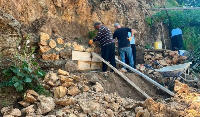 Saimbeyli'de riskli noktalarda destek duvarı çalışması