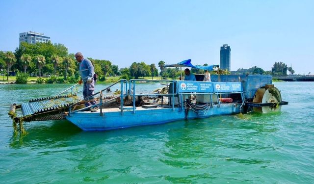 Seyhan Nehri'nde temizlik çalışmaları aralıksız sürüyor