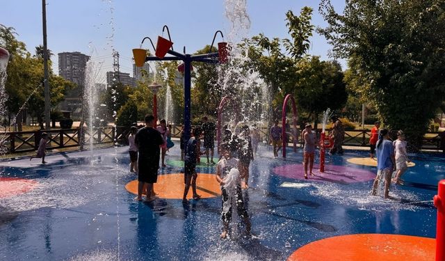 Adana sıcağından bunalan çocuklar su oyun parklarına akın etti