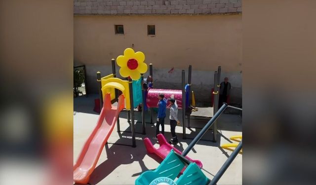 Tufanbeyli Belediyesi parkları yenilemeye devam ediyor