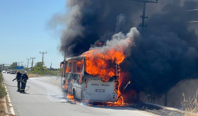 Yolcu midibüsü seyir halindeyken alev aldı, sürücü yolcuları son anda kurtardı