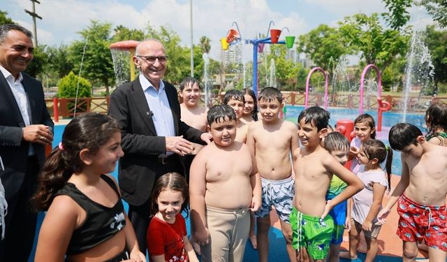 Yüreğir'de çocuklar su oyun parklarında yazın tadını çıkarıyor