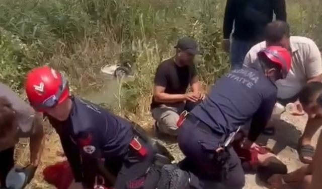 Yüreğir'de otomobil sulama kanalına düştü! Yaralılar son anda kurtarıldı