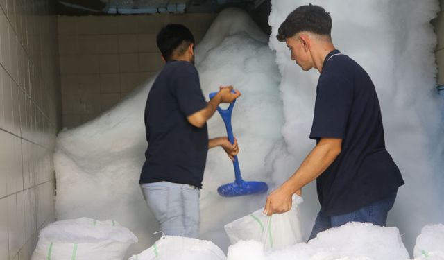 Adana yanıyor, onlar üşüyor! Yaz ortasında montla çalışıyorlar