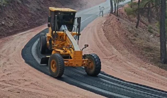 Aladağ’da Ağcakise Mahallesi’nin yolları yenileniyor