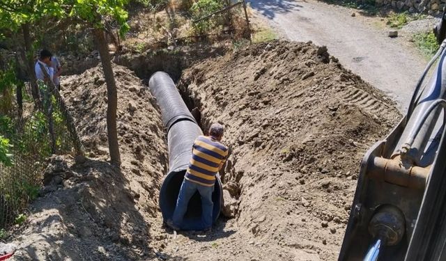 Feke Belediyesi Kızılyer'de altyapı ve yol çalışmalarını sürdürüyor