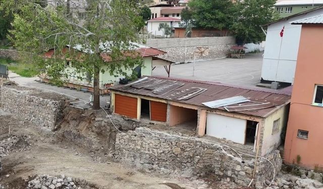 Feke Belediyesi’nden okul bahçesinde kapsamlı çalışma