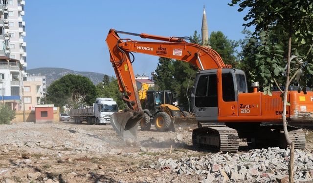 Kozan'da 30 yıllık yol hayali gerçek oluyor! İlk kazma vuruldu