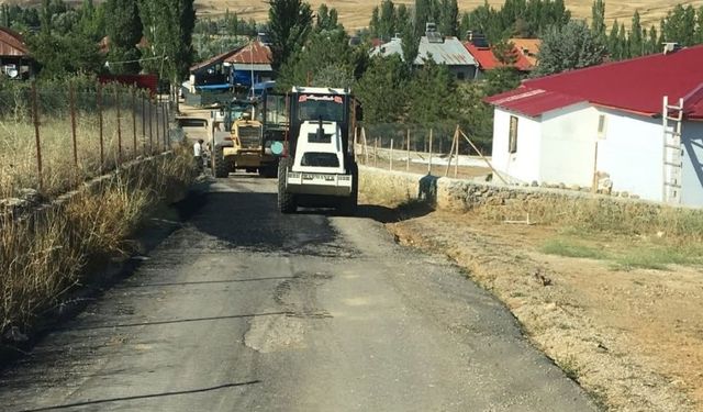 Mahalle yolları yenileniyor: Saimbeyli’de asfalt çalışması