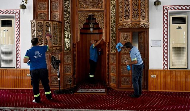 Seyhan Belediyesi'nden camilerde titiz temizlik çalışması